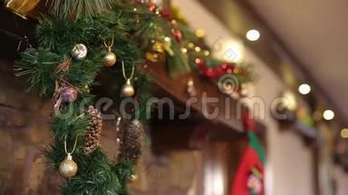 温暖舒适的石壁炉为圣诞节装饰花环，长袜，花环灯。 带有装饰的手饰
